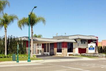 هتل Days Inn & Suites By Wyndham Anaheim At Disneyland Park