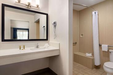 هتل Days Inn & Suites By Wyndham Anaheim At Disneyland Park