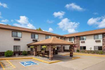هتل Days Inn & Suites By Wyndham Davenport East
