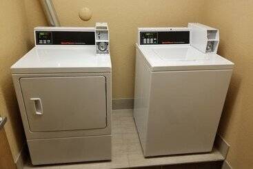 هتل Days Inn & Suites By Wyndham Davenport East