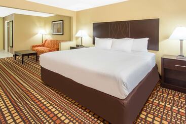 هتل Days Inn & Suites By Wyndham Davenport East