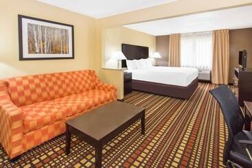 هتل Days Inn & Suites By Wyndham Davenport East