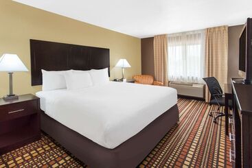 هتل Days Inn & Suites By Wyndham Davenport East