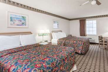 هتل Days Inn & Suites By Wyndham Huntsville