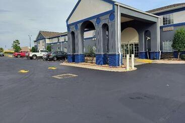 هتل Days Inn & Suites By Wyndham Huntsville