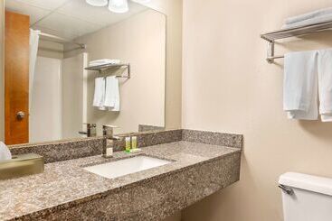 هتل Days Inn & Suites By Wyndham Rocky Mount Golden East