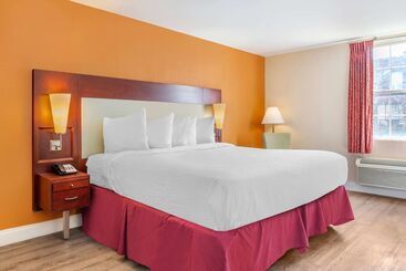 هتل Days Inn & Suites By Wyndham Rocky Mount Golden East