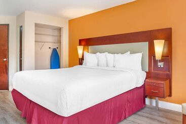 هتل Days Inn & Suites By Wyndham Rocky Mount Golden East
