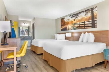 هتل Days Inn & Suites By Wyndham Rocky Mount Golden East