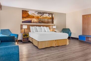 هتل Days Inn & Suites By Wyndham Rocky Mount Golden East
