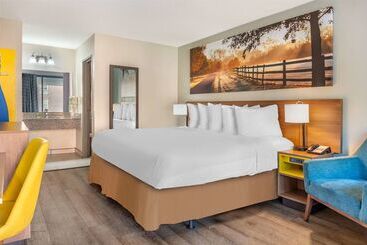 هتل Days Inn & Suites By Wyndham Rocky Mount Golden East