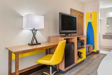 هتل Days Inn & Suites By Wyndham Rocky Mount Golden East