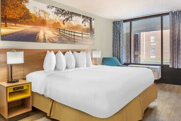 هتل Days Inn & Suites By Wyndham Rocky Mount Golden East