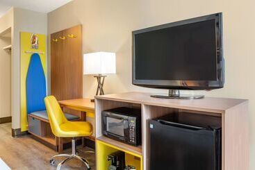 هتل Days Inn & Suites By Wyndham Rocky Mount Golden East
