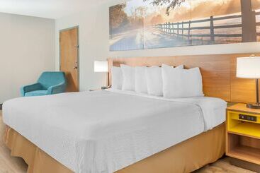 هتل Days Inn & Suites By Wyndham Rocky Mount Golden East