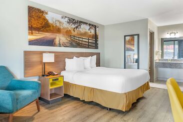 هتل Days Inn & Suites By Wyndham Rocky Mount Golden East