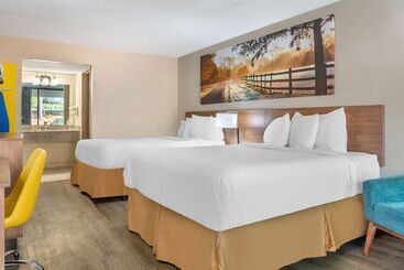 هتل Days Inn & Suites By Wyndham Rocky Mount Golden East
