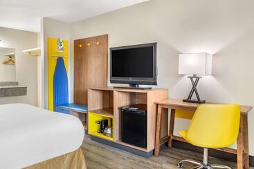 هتل Days Inn & Suites By Wyndham Rocky Mount Golden East