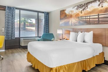 هتل Days Inn & Suites By Wyndham Rocky Mount Golden East