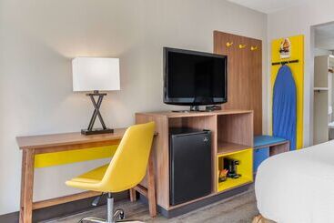 هتل Days Inn & Suites By Wyndham Rocky Mount Golden East