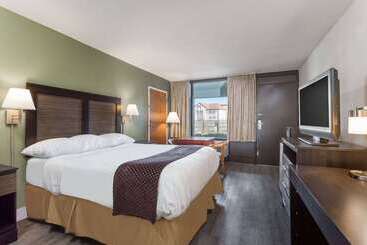 هتل Days Inn & Suites By Wyndham Rocky Mount Golden East
