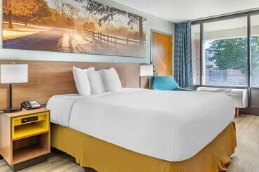 هتل Days Inn & Suites By Wyndham Rocky Mount Golden East