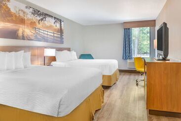 هتل Days Inn & Suites By Wyndham Rocky Mount Golden East