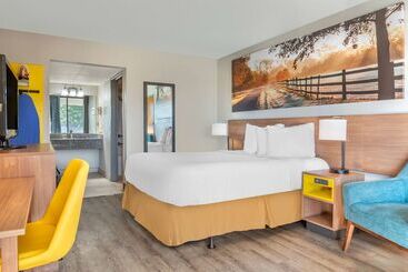 هتل Days Inn & Suites By Wyndham Rocky Mount Golden East