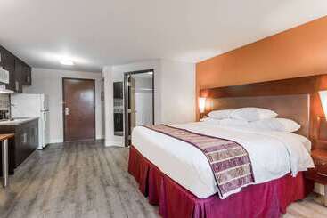 هتل Days Inn & Suites By Wyndham Rocky Mount Golden East