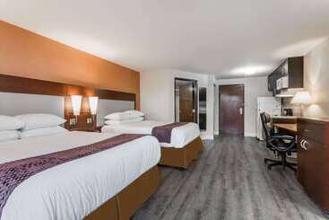 هتل Days Inn & Suites By Wyndham Rocky Mount Golden East