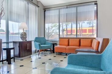 هتل Days Inn & Suites By Wyndham Rocky Mount Golden East