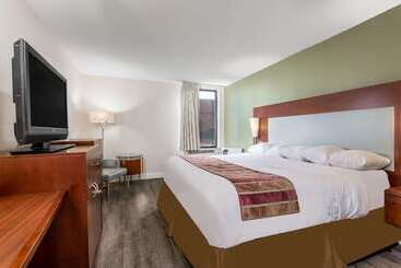 هتل Days Inn & Suites By Wyndham Rocky Mount Golden East