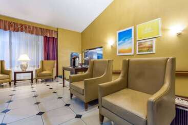 هتل Days Inn & Suites By Wyndham Rocky Mount Golden East