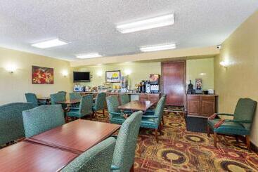 هتل Days Inn & Suites By Wyndham Rocky Mount Golden East