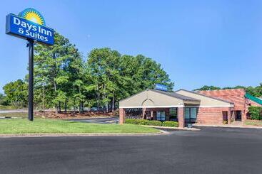 هتل Days Inn & Suites By Wyndham Rocky Mount Golden East