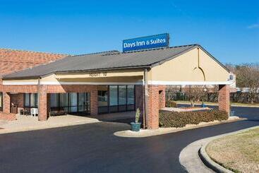 هتل Days Inn & Suites By Wyndham Rocky Mount Golden East