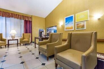 هتل Days Inn & Suites By Wyndham Rocky Mount Golden East