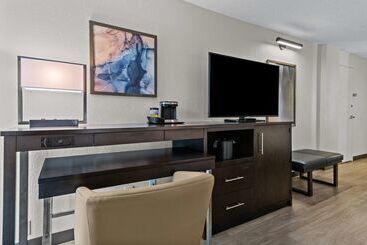 هتل Doubletree By Hilton Raleigh Midtown, Nc