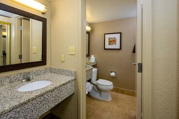 هتل Doubletree By Hilton Raleigh Midtown, Nc