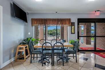 هتل Econo Lodge Inn & Suites University