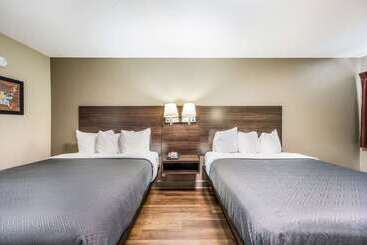 هتل Econo Lodge Inn & Suites University