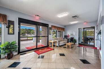 هتل Econo Lodge Inn & Suites University