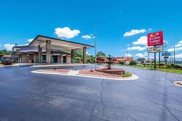 هتل Econo Lodge Inn & Suites University