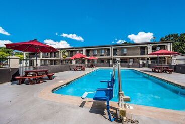 هتل Econo Lodge Inn & Suites University