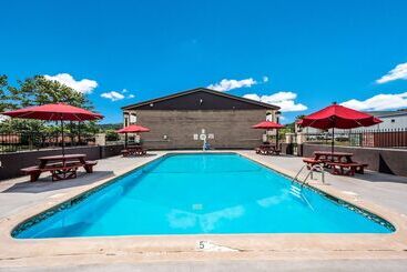 هتل Econo Lodge Inn & Suites University