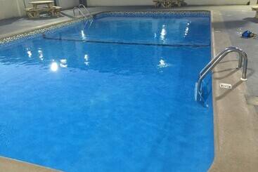هتل Econo Lodge Inn & Suites University