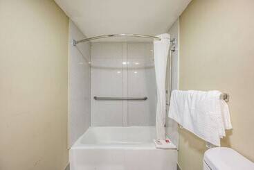 هتل Econo Lodge Inn & Suites University