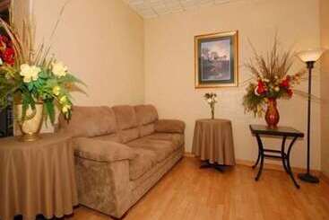 هتل Econo Lodge Inn & Suites
