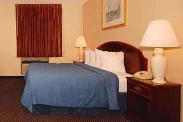 هتل Econo Lodge Inn & Suites