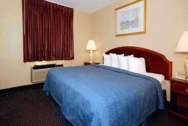 هتل Econo Lodge Inn & Suites